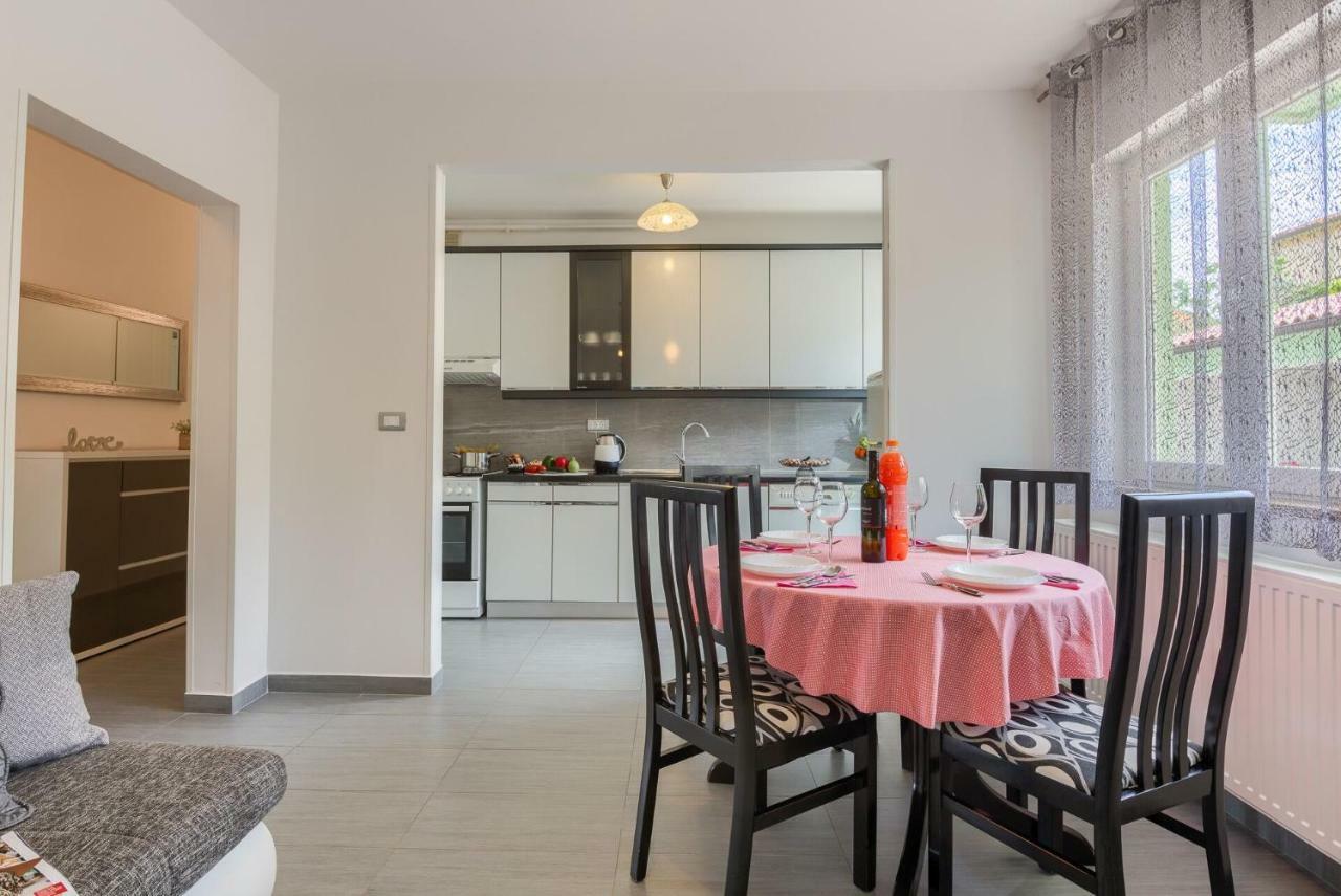 Esther Apartment プーラ エクステリア 写真