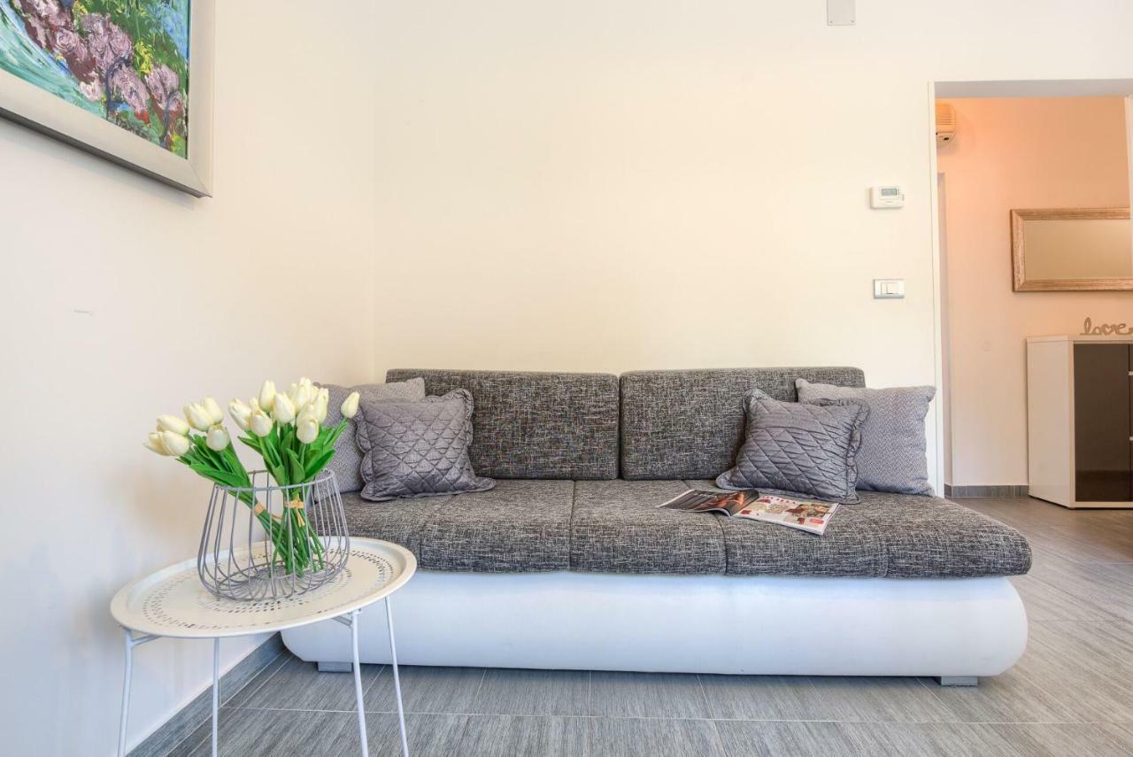Esther Apartment プーラ エクステリア 写真