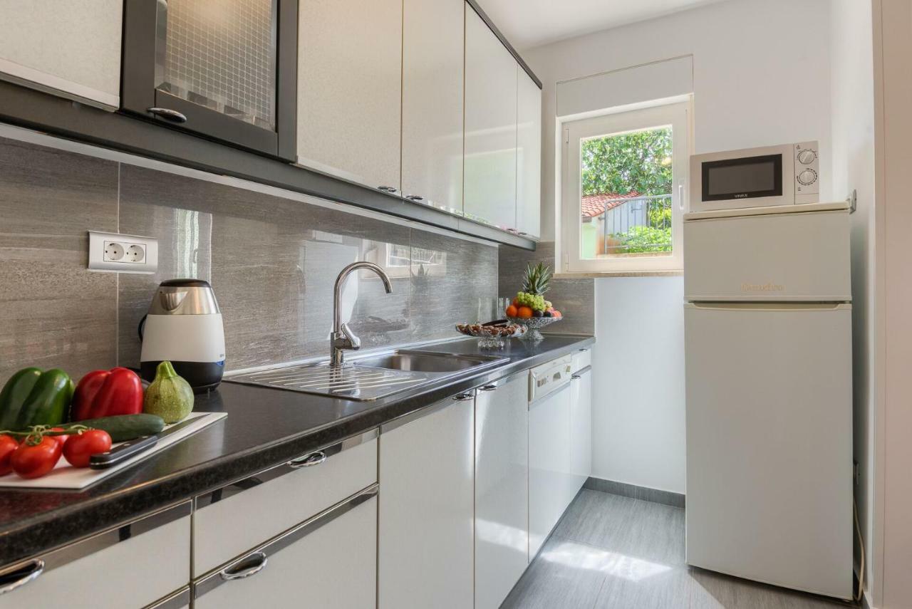 Esther Apartment プーラ エクステリア 写真