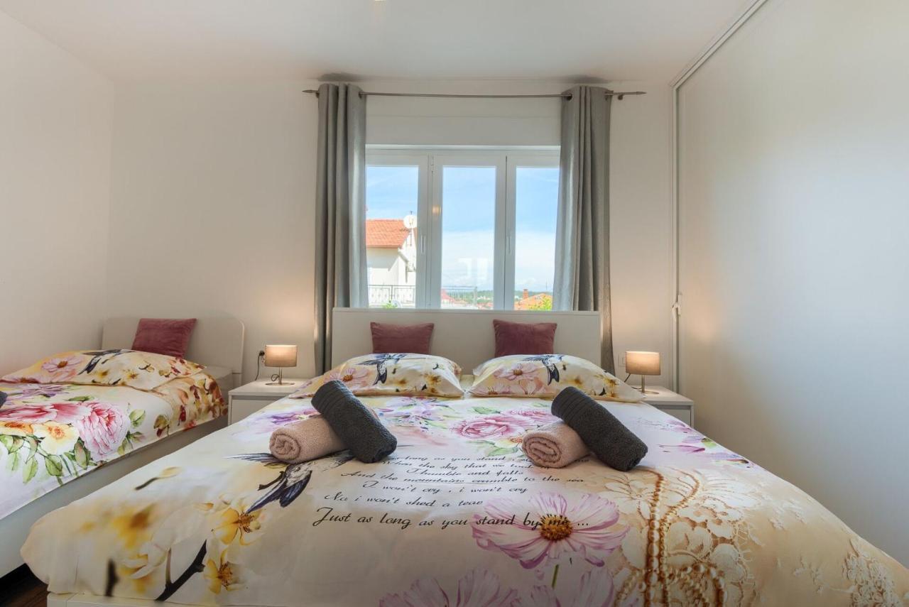 Esther Apartment プーラ エクステリア 写真