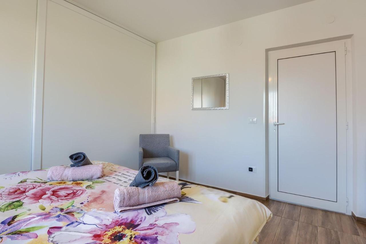 Esther Apartment プーラ エクステリア 写真