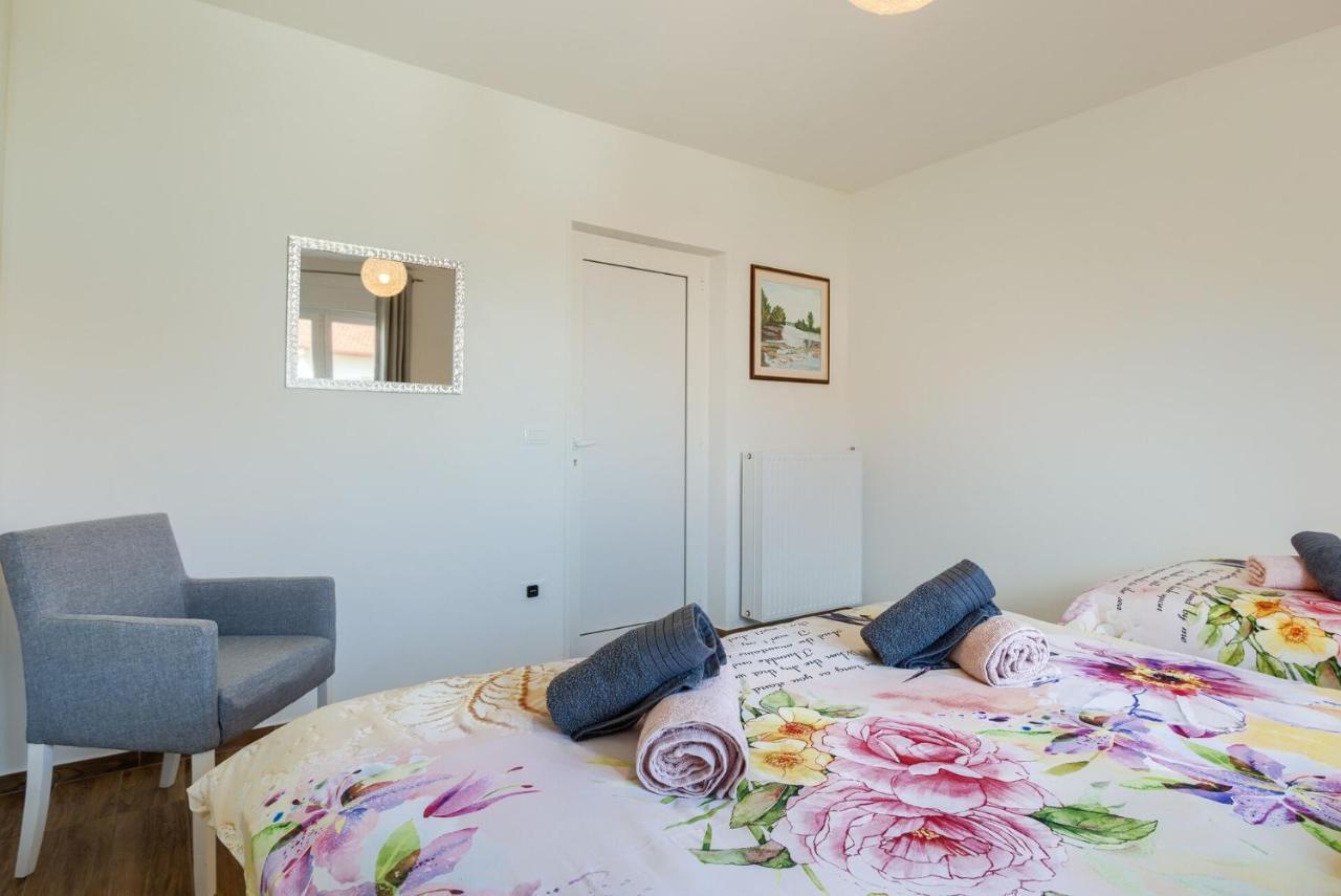 Esther Apartment プーラ エクステリア 写真