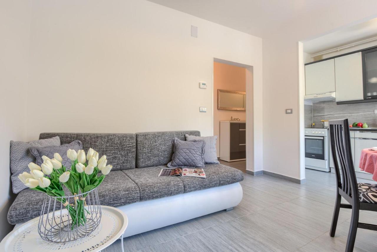 Esther Apartment プーラ エクステリア 写真