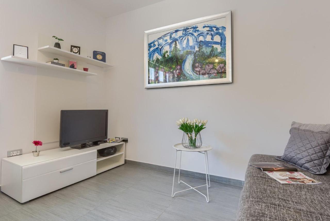 Esther Apartment プーラ エクステリア 写真