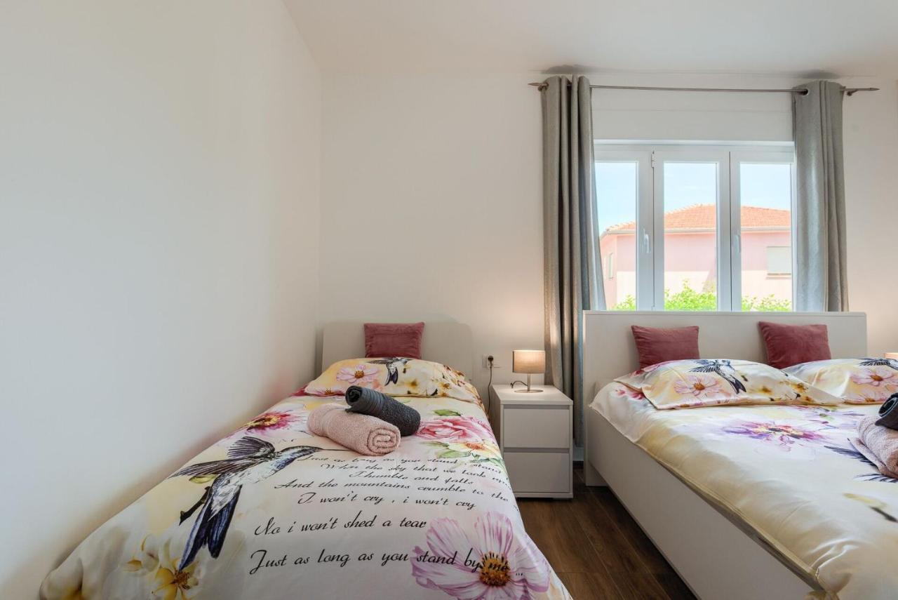 Esther Apartment プーラ エクステリア 写真
