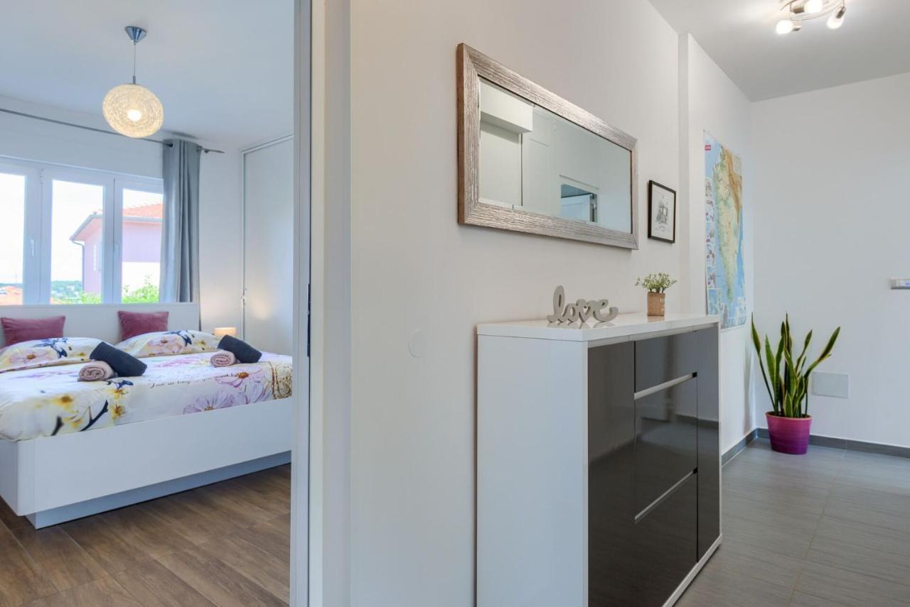 Esther Apartment プーラ エクステリア 写真